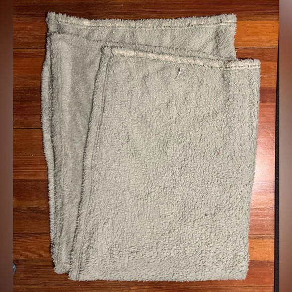 This is a light green/teal super soft blanket. Light throw, breathable fabric - Picture 1 of 1